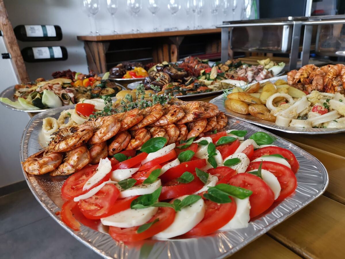 Buffet der Pizzeria Rialto mit Caprese und Hähnchen